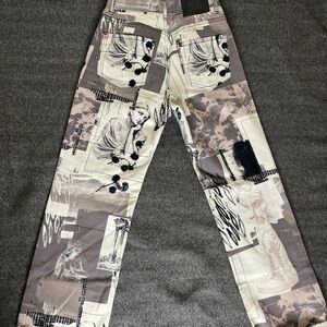 Urban Outfitters Women’s BDG Renaissance print cowboy jeans. Straight leg